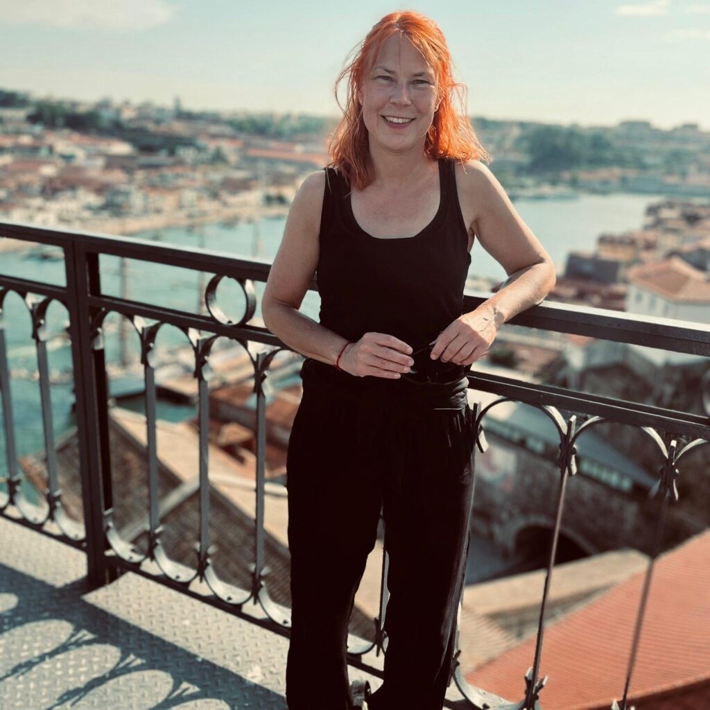 Frau, Balkon, Stadt, Wasser, Kundenstimme, Lachen