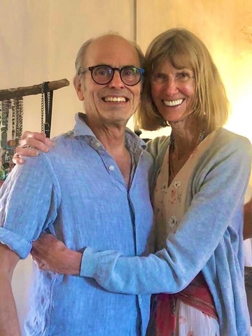 Glückliches, ältere Paar genießen ihre Essence of Love Zeremonie, symbolisiert Liebe ohne Altersgrenzen