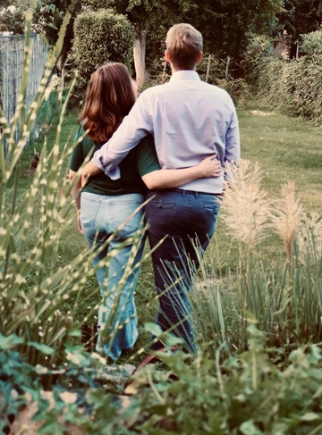 Paar geht gemeinsam durch die Natur nach einer persönlichen Zeremonie, symbolisch für ihren gemeinsamen Lebensweg