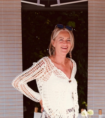 Glückliche Kundin während einer individuellen Fotografie-Session, für mehr Freude und Achtsamkeit im Alltag