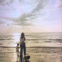 Frau, Kind, Hund, Strand, Wasser
