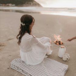 Frau, Meer, Strand, Feuer, weißes Kleid