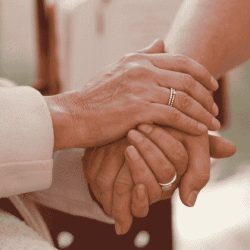 Mann und Frau greifen sich fest an den Händen und geben sich Halt - Essence of Love zeigt emotionale Stärke in Beziehungen