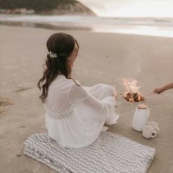 Frau im weißen Kleid bei einer Feuerzeremonie am Strand – Essence of Love schafft unvergessliche, liebevoll gestaltete Zeremonien und Rituale auf Mallorca