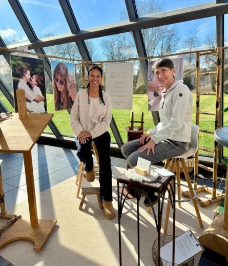Gründerinnen von Essence of Love präsentieren sich lachend am Messestand für freie Trauungen und authentische Fotografie auf Mallorca und in Deutschland