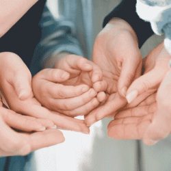 Kleine Babyhand in den Händen der Eltern – Essence of Love zeigt emotionale Familienmomente voller Nähe