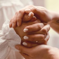 Zwei Hände halten andere Hände – ein symbolischer Moment für Nähe, Unterstützung und gemeinsames Vertrauen, festgehalten von Essence of Love