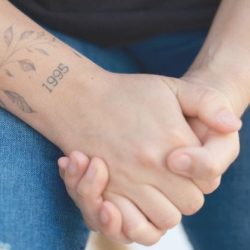 Nahaufnahme von ineinander verschränkten Händen einer Person - ein stiller Ausdruck von Selbstliebe festgehalten von Essence of Love