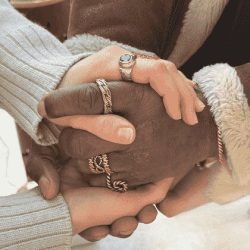 Nahaufnahme von Händen eines Paares – Essence of Love zeigt echte Nähe in authentischer Paarfotografie