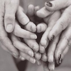 Familienhände in Nahaufnahme – Essence of Love zeigt emotionale Nähe zwischen Generationen