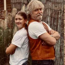 Zwei Generationen im Einklang – Opa und Enkel lachen gemeinsam in der Natur bei einem Familienfotoshooting