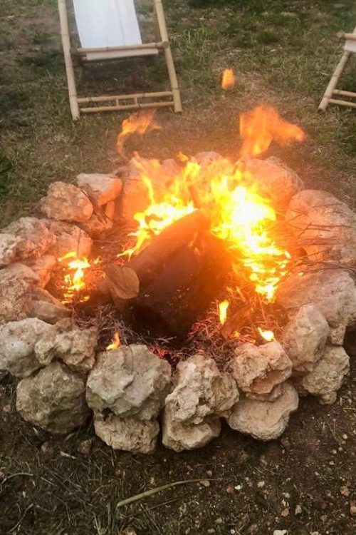 Feuerplatz in der Natur, umgeben von Stühlen – ein besonderer Moment für ein persönliches Ritual oder eine freie Zeremonie