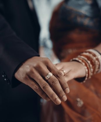 Symbolischer Moment für Verbindung und Liebe – gefeiert in freien Trauungen und besonderen Lebensmomenten mit Essence of Love