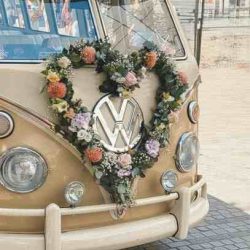 Hochzeitsbus, beiger VW-Bus mit Blumenherz-Kranz – Essence of Love begleitet Paare bei unvergesslichen freien Trauungen und Zeremonien in Deutschland