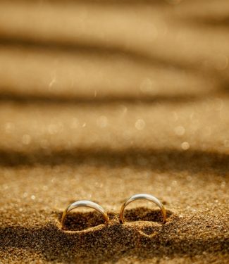 Goldene Hochzeitsringe im Sandstrand, Essence of Love gestaltet individuelle Rituale und persönliche Zeremonien mit Herz und feiner Symbolik, auf Mallorca und in Deutschland