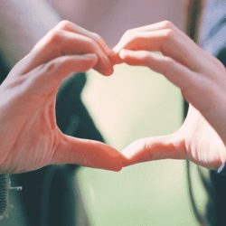 Zwei Hände bilden ein Herz während eines Fotoshootings – Essence of Love steht für echte Gefühle und tiefe emotionale Verbindung