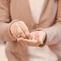 Detailaufnahme von Händen mit einem symbolischen Gegenstand – ein bewusster Moment der Achtsamkeit während eines Fotoshootings