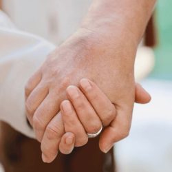 Liebespaar hält sich an den Händen – Essence of Love zeigt echte Verbindung in authentischer Paarfotografie