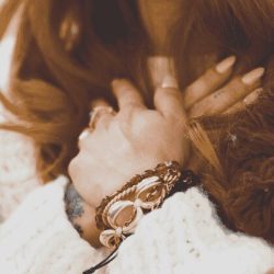 Frau legt ihre Hände auf ihr Herz – Essence of Love zeigt achtsame Momente voller Gefühl und Selbstliebe in authentischer Fotografie und individuellen Zeremonien