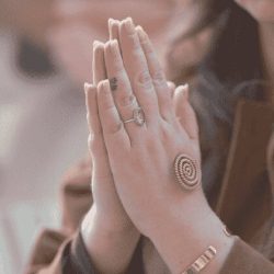 Gefaltete Hände einer Frau – Essence of Love zeigt ruhige und bewusste Momente innerer Einkehr