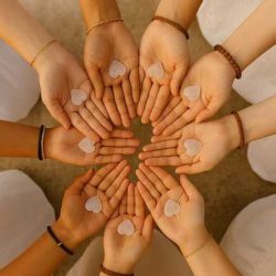 Herzblätter in den Händen eines Frauenkreises – ein symbolischer Moment, fotografisch festgehalten von Essence of Love während einer besonderen Zeremonie